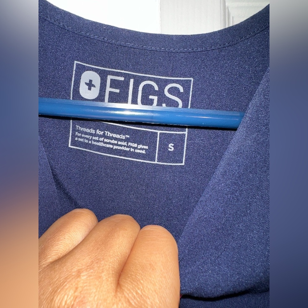 FIGS SCRUB TOP - Picture 7 of 7